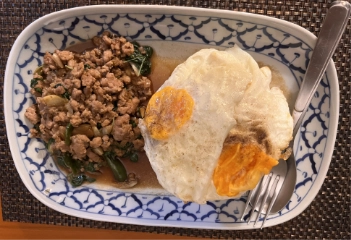 Thaifood Phad Krapau mit Reis und Spiegelei